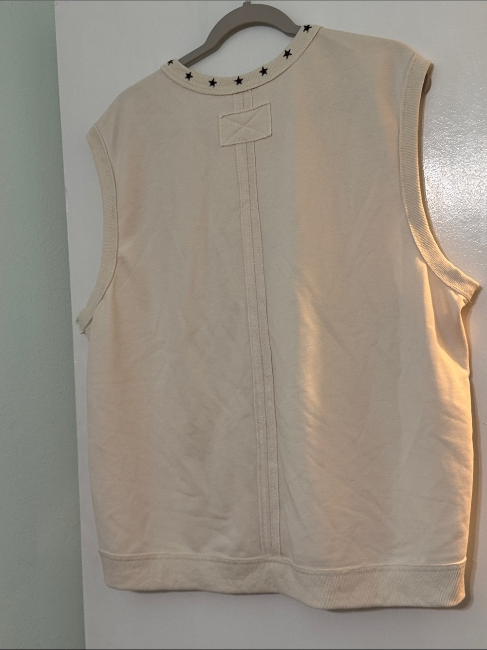 eesome Cream Sleeveless Knit Top with Horseshoe Motif - Picture 5 of 6
